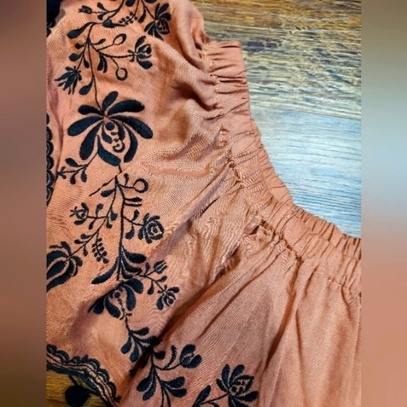 Umgee Med Embroidered off shoulder ruffle black pompom trim - Picture 9 of 15